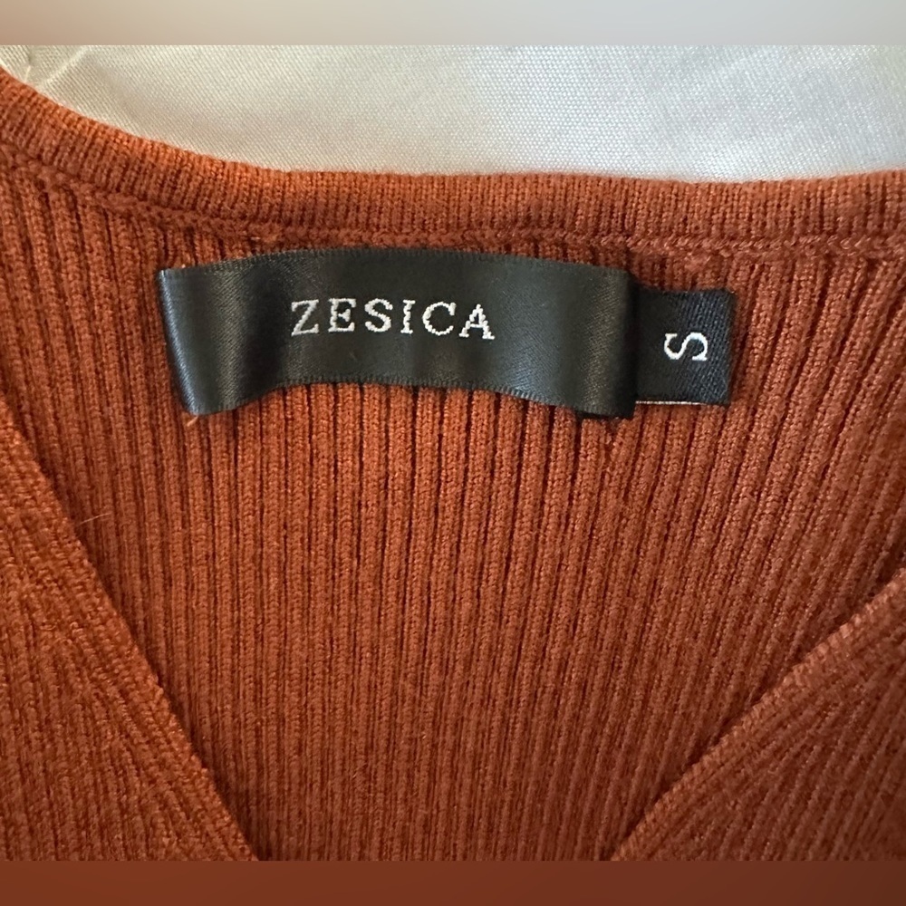 Zesica size small gently worn women’s sleeveless sweater - Picture 4 of 5